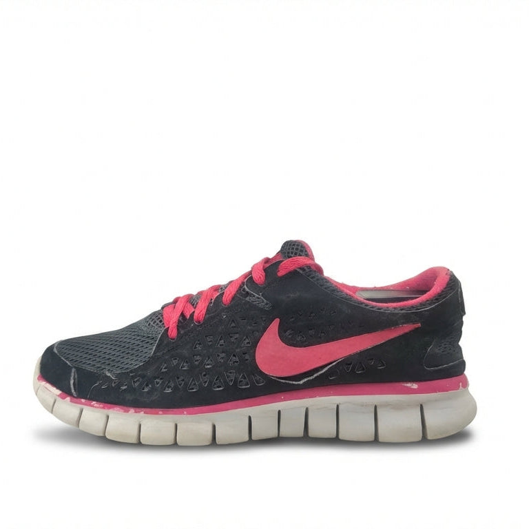 NIKE FREE RUN. .