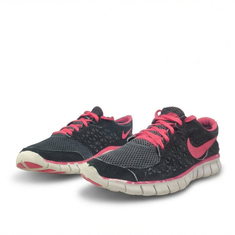 NIKE FREE RUN. .